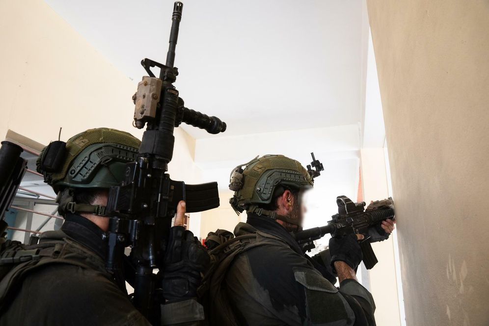 IDF Spokesperson's Unit جنود إسرائيليون في قطاع غزة أثناء عملية تحرير أربع رهائن من الأسر السبت 8 حزيران 2024.