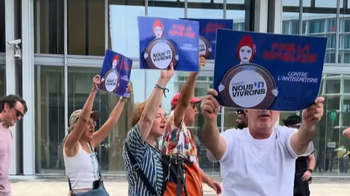 Le collectif Nous Vivrons devant le tribunal de Paris pour dénoncer une pression de LFI sur la justice lors du procès de Rima Hassan, le 07.07.2026