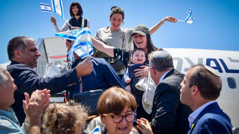 Malgré les tirs de missiles, plus de 50 nouveaux immigrants arrivent en Israël