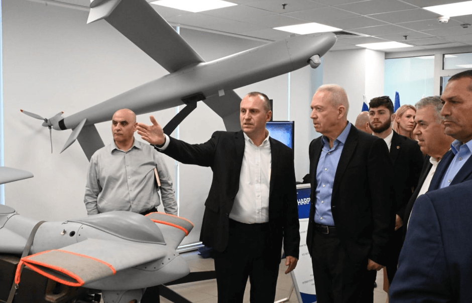 Le Ministre De La Défense Visite L'entreprise De Construction