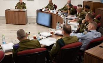 Le chef d'état-major de l'armée israélienne, le lieutenant-général Eyal Zamir (à gauche), rencontre le forum de l'état-major de l'armée israélienne, le 22 décembre 2025. 
