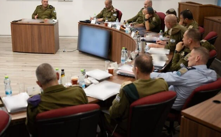 Le chef d'état-major de l'armée israélienne, le lieutenant-général Eyal Zamir (à gauche), rencontre le forum de l'état-major de l'armée israélienne, le 22 décembre 2025. 
