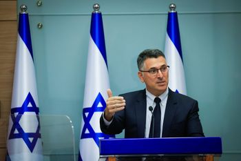 Le chef du parti Nouvel Espoir, Gideon Saar, à la Knesset, à Jérusalem, le 4 octobre 2021