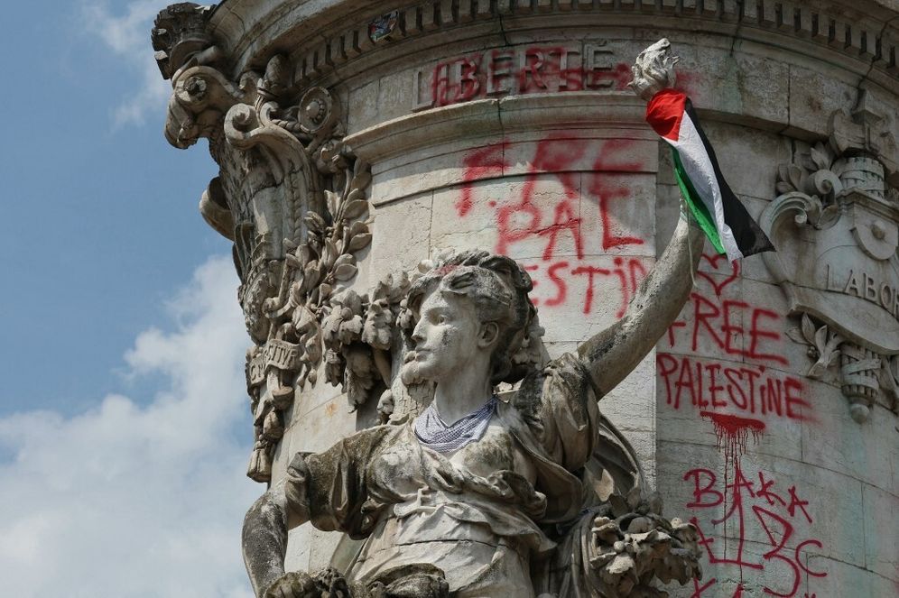 Le Monument de la place de la République avec le drapeau palestinien, lors d'une manifestation pro-palestinienne, le 14 juin 2025.