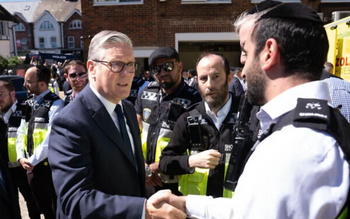 Le Premier ministre britannique Keir Starmer, à gauche, rencontre des secouristes de Shomrim North West London lors d’une visite à Golders Green, le 30 avril 2026. 