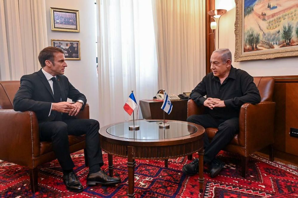 French President Emmanuel Macron (L) meets with Israeli Prime Minister Benjamin Netanyahu, in Israel.