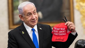Netanyahu holds a "Trump was right about everything" hat after his meeting with the US President on 9.7.25
