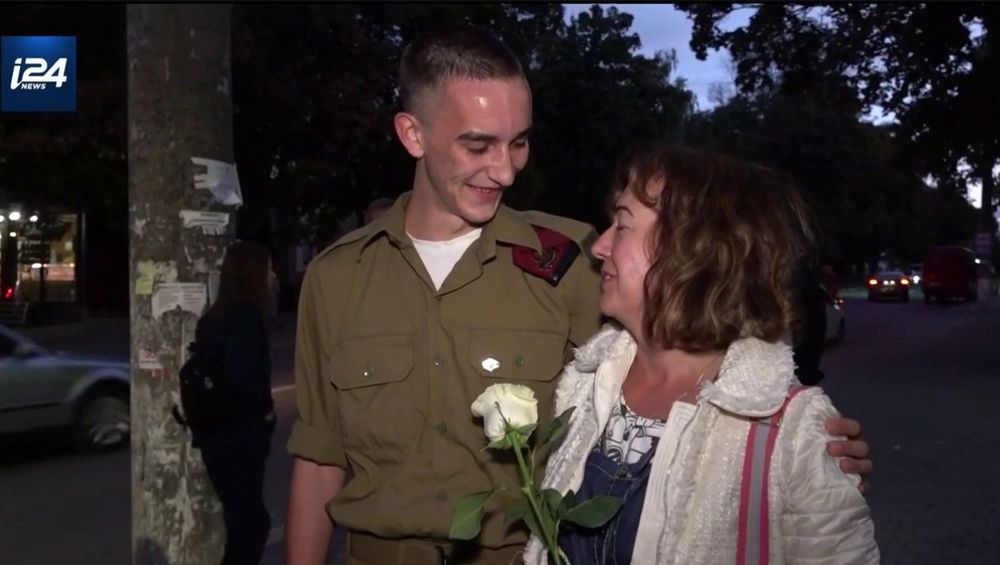 A Ukrainian-Israeli soldier with his family in Moldova
