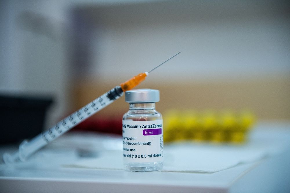 Un flacon de vaccin AstraZeneca anti-covid-19 dans une pharmacie à Paris le 12 mars 2021