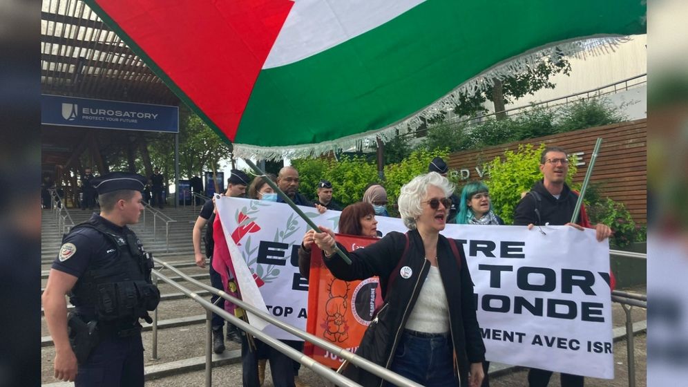 AP/מאשה מקפרסון מפגינים מתאספים מחוץ לתערוכת יורוסאטורי, יוני 2024