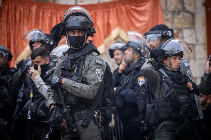 Police Palestinians Clash As Temple Mount Reopens To Jewish Visitors