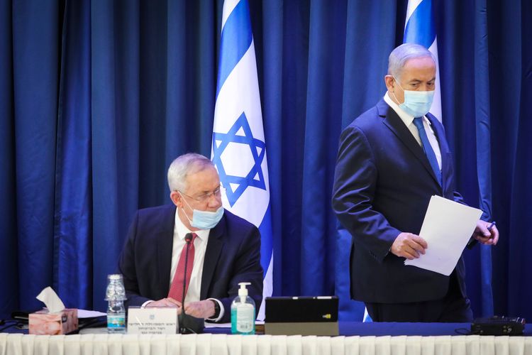 Le Premier ministre israélien Benyamin Netanyahou et le ministre de la Défense Benny Gantz lors de la réunion hebdomadaire du cabinet, au ministère des Affaires étrangères à Jérusalem le 21 juin 2020