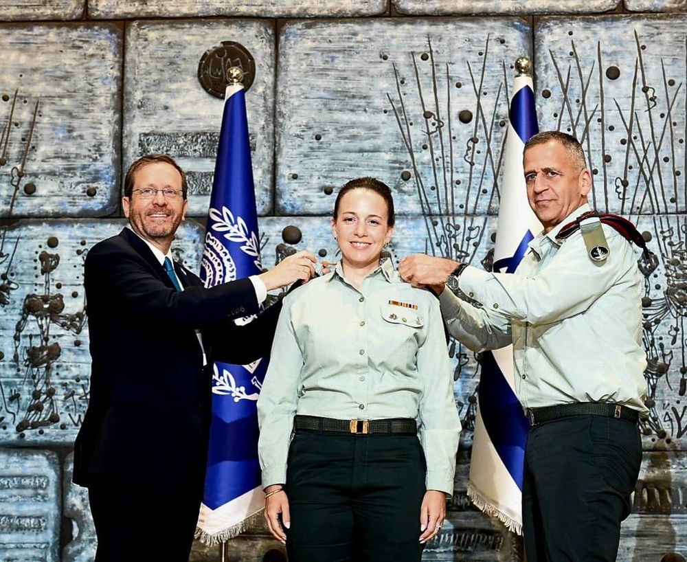 President Isaac Herzog (L) and Israeli military chief Aviv Kochavi (R) award Naama Rosen the rank of brigadier general, July 31, 2022.