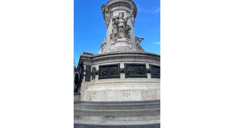 La statue de la République taguée d'appels au meurtre de Juifs et de croix gammées, à Paris, le 16.02.2026