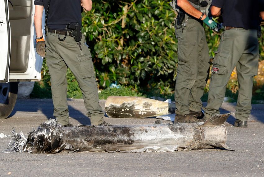 Des démineurs israéliens inspectent les restes d'une roquette tirée depuis Gaza sur le kibboutz de Yad Mordechai dans le sud d'Israël, le 4 mai 2019