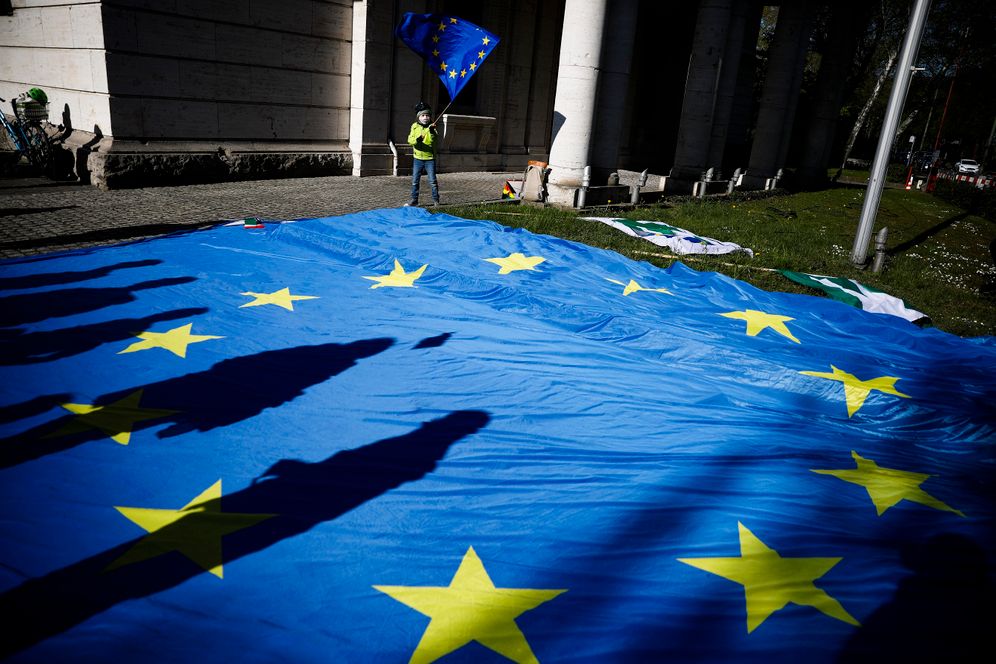 AP / Markus Schreiber 2020 © A child waves a European flag during an event of the 'Pulse of Europe' movement in front of the Italian embassy in Berlin, Germany, April 22, 2020.