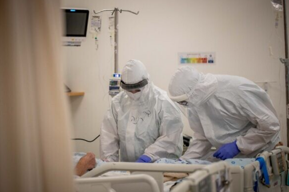 Le personnel de l'hôpital de l'unité Coronavirus de l'hôpital Shaare Zedek à Jérusalem le 3 février 2021