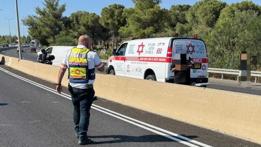 אמבולנסים בזירת אירוע ירי בכביש 443 באזור מודיעין בחודש שעבר