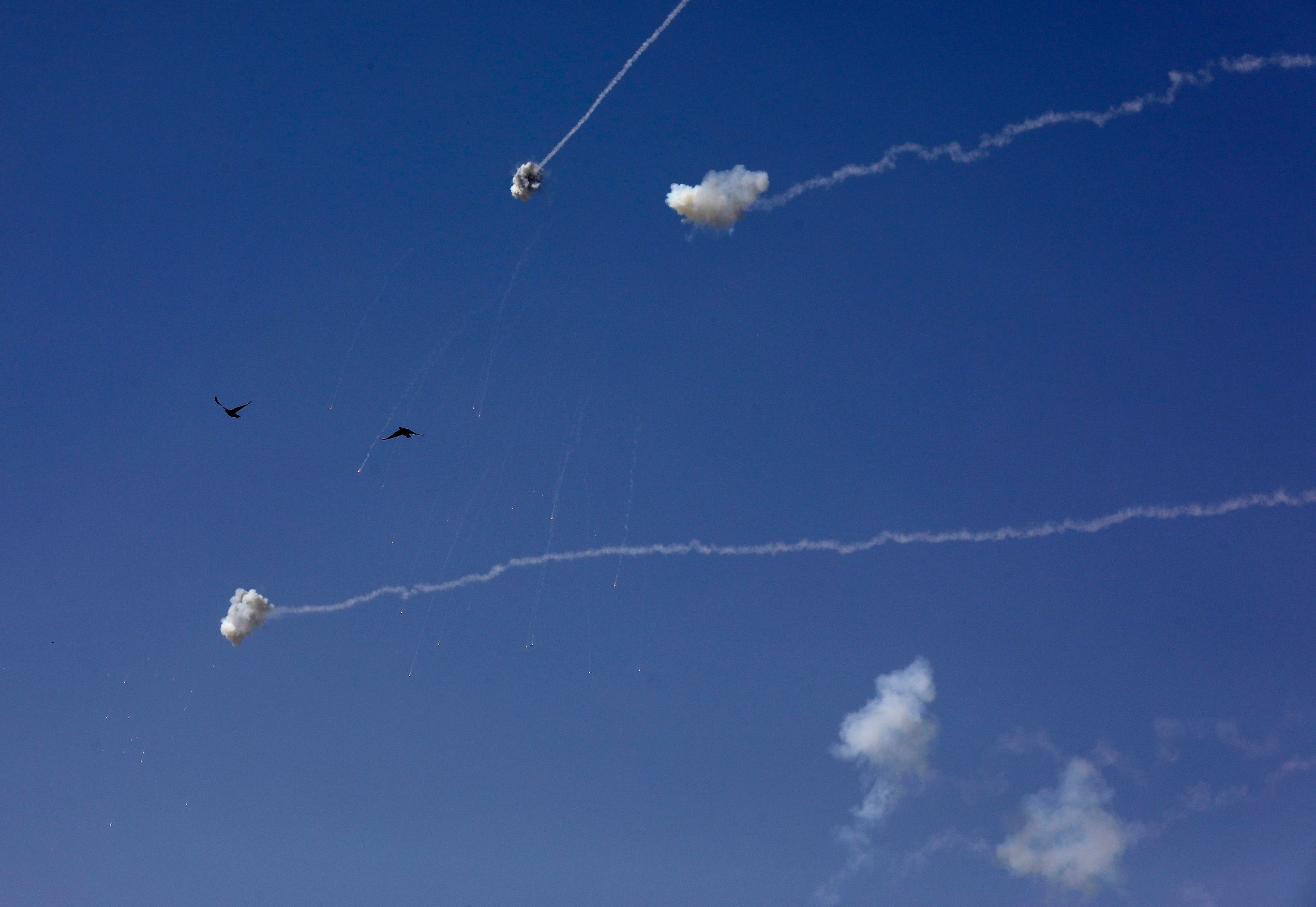 Des missiles d’interception israéliens du système de défense Iron Dome au-dessus de la ville de Sderot dans le sud d’Israël le 13 novembre 2019