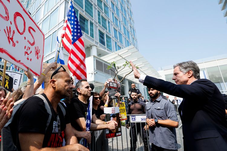 Le secrétaire d'État américain Antony Blinken s'adresse aux familles et aux soutiens des otages israéliens détenus par le Hamas à Gaza lors d'une manifestation réclamant leur retour, après avoir rencontré les familles des otages à Tel Aviv, en Israël, le mercredi 1er mai 2024