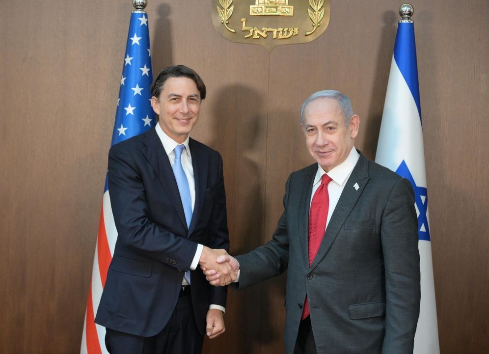 L'envoyé spécial américain Amos Hochstein (à gauche) et le Premier ministre Benjamin Netanyahu