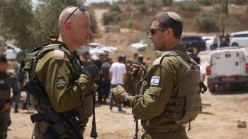 Le chef du Commandement central, le général Avi Bluth et le chef de la division de Judée-Samarie, le général de brigade Kobi Heller, lors d'une évaluation de la situation après l'attentat perpétré près de Havat Gilad