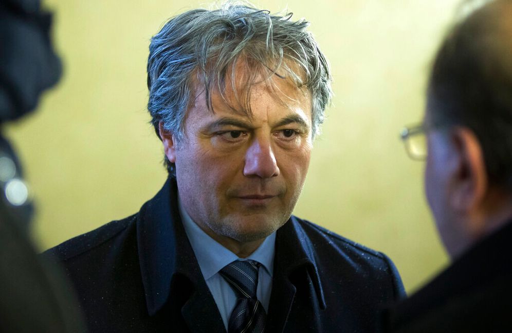 مناف طلاس، قائد سابق في الجيش السوري وأحد المقربين من الرئيس السوري بشار الأسد الذي انشق في الصيف الماضي، يتحدث إلى الصحافة قبل دخوله مقر وزارة الخارجية الروسية لحضور اجتماع مع مسؤولين روس في موسكو، روسيا، الجمعة 1 مارس/آذار 2013