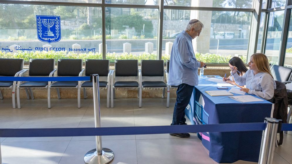 יונתן זינדל, פלאש 90 נציגי המפלגות מגישים את רשימות המועמדים, אתמול