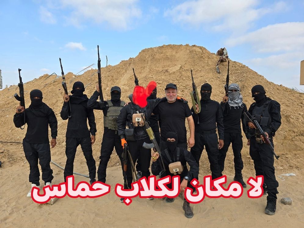 Hossam al-Astal / Facebook Hossam al-Astal (au centre) et son groupe armé opposé au Hamas