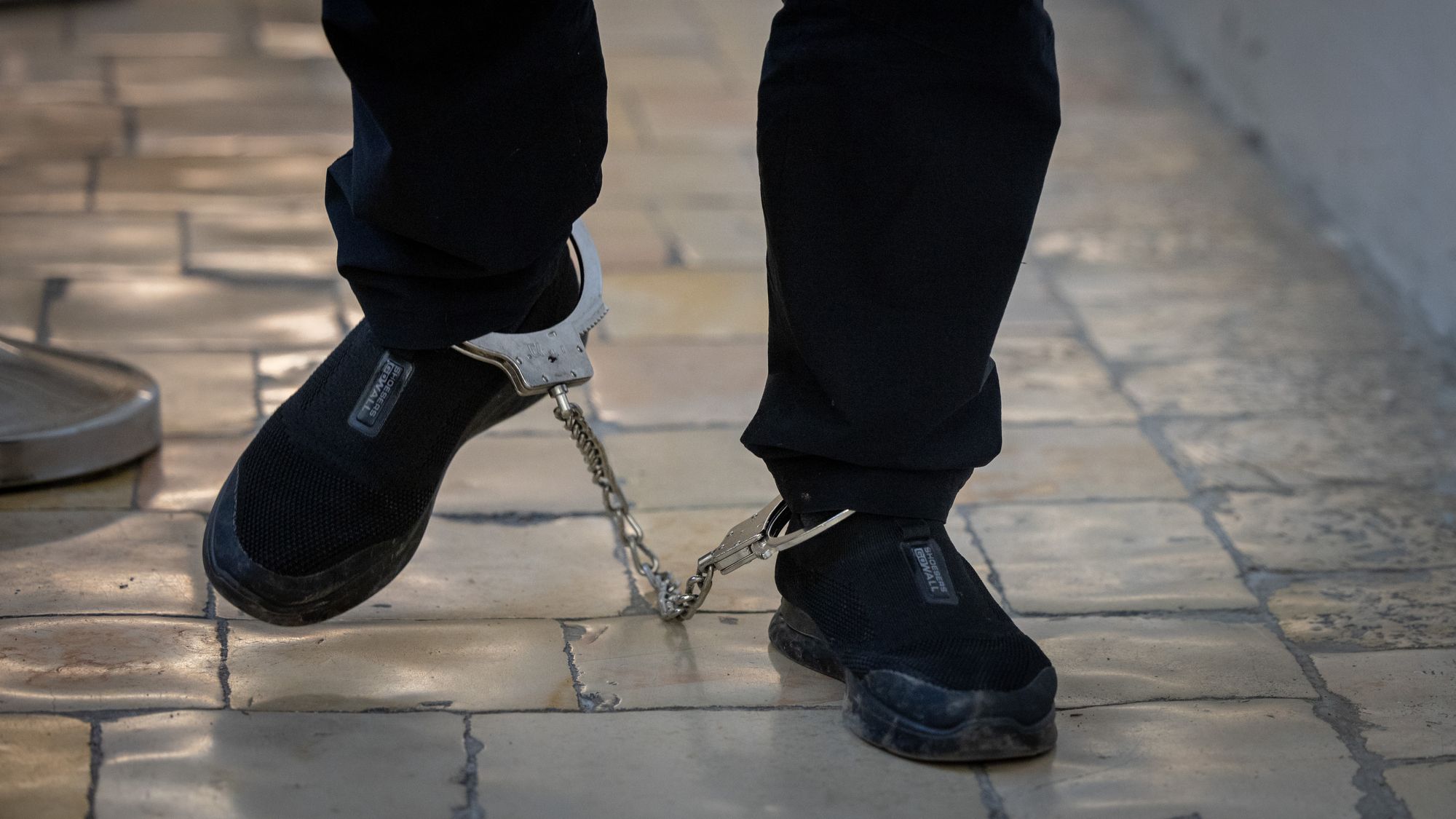 صدمة في المملكة: حامل فيروس الإيدز أُدين بالاغتصاب ونقل العدوى المتعمد للرجال