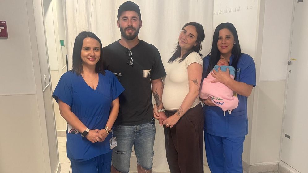 Le Dr Tal Ben-Walid, avec la petite fille Eli, Noa et Amit Handler, ainsi que Vered Peretz
