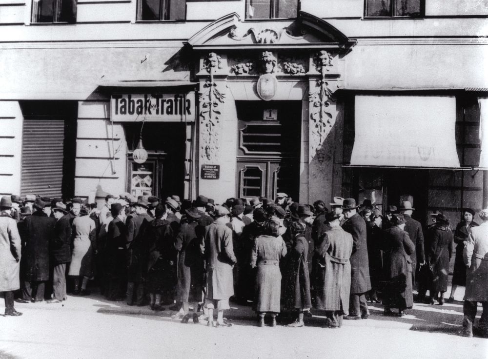 Des Juifs se pressant devant le consulat de Pologne pour obtenir des visas d’émigration, mars 1938