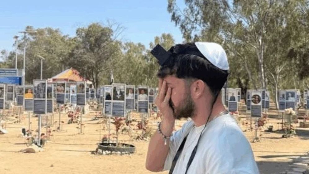 Instagram / Bar Kupershtein Bar Kuperstein retourne sur le lieu de son enlèvement et y récite le Shema avec ses tefillin
