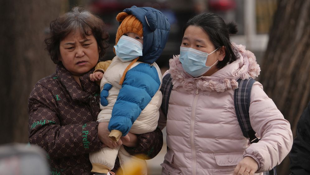 שתי נשים מחזיקות תינוק בבייג'ינג, סין