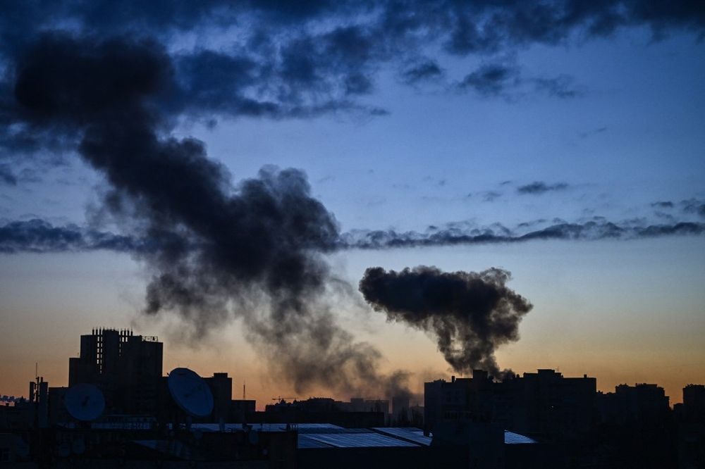 De la fumée s'élève après une explosion à Kiev, en Ukraine, le 16 mars 2022.