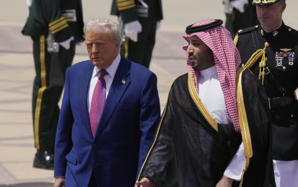 محمد بن سلمان في استقبال دونالد ترامب 