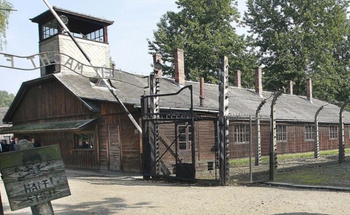 La porte de l'ancien camp d'extermination nazi allemand d'Auschwitz à Oswiecim, en Pologne, le 29 juillet 2016.