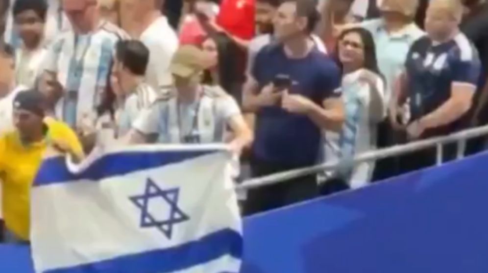 מתוך הרשתות החברתיות דגל ישראל מתנוסס לאחר הפסד מצרים לארגנטינה. האוהדים לא שכחו את הנפת דגל פלסטין ב-32 הגדולות