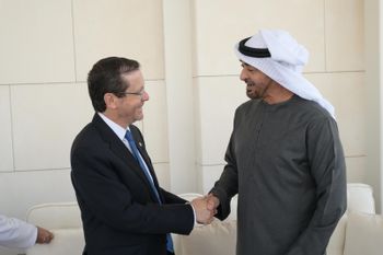 Israel's President Isaac Herzog (L) and UAE President Sheikh Mohammed bin Zayed al-Nahyan in Abu Dhabi, December 5, 2022.