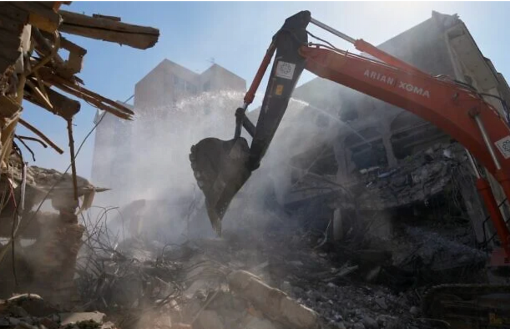 Une excavatrice dégage les décombres sur le site d’une frappe qui, selon des médias iraniens, a détruit la moitié de la synagogue Khorasaniha ainsi que des immeubles résidentiels voisins à Téhéran, en Iran, le 7 avril 2026 