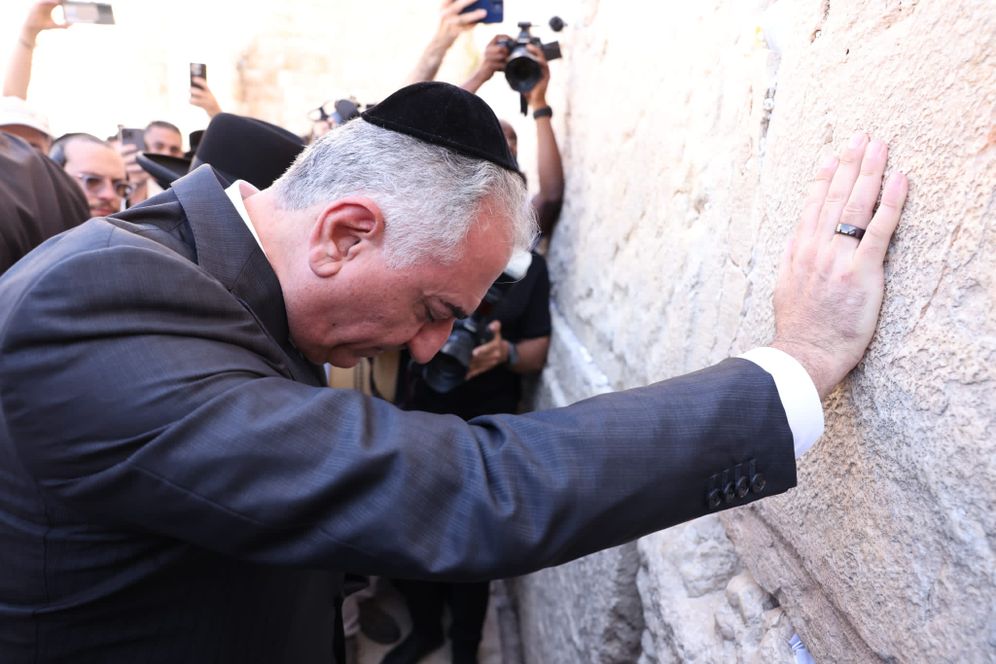 Crown Prince Reza Pahlavi visits Israel and prays at the Western Wall