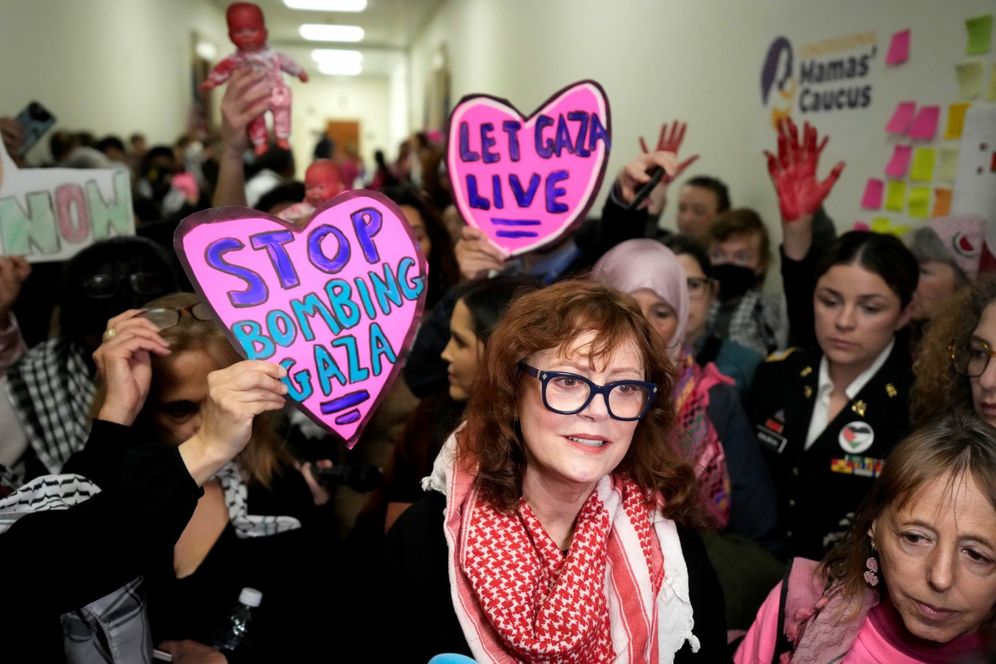 AP Photo/Mark Schiefelbein L'actrice Susan Sarandon devant les bureaux de la députée Rashida Tlaib le jeudi 15 février 2024, à Washington