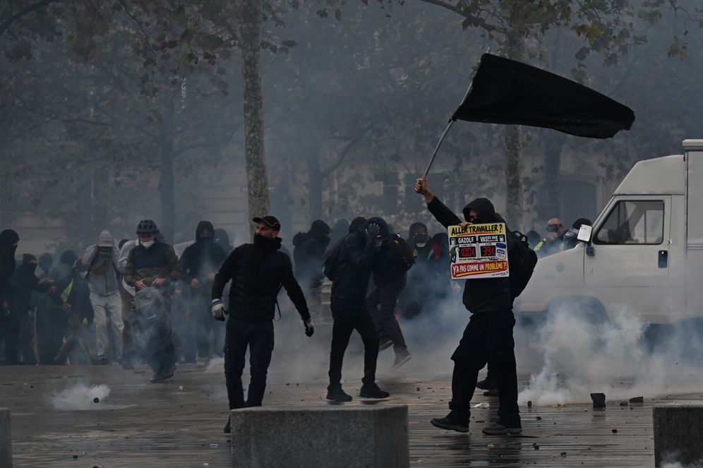 (AP Photo/Emma Da Silva) Protesters confront police during a demonstration against rising living costs and in support of students’ grievances in Paris, Saturday, Oct. 17, 2026.