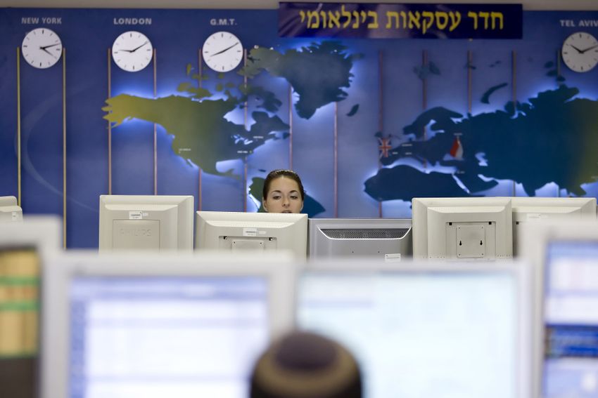 Des traders israéliens dans la salle des marchés de devises de la First International Bank israélienne à Tel Aviv le 13 octobre 2008