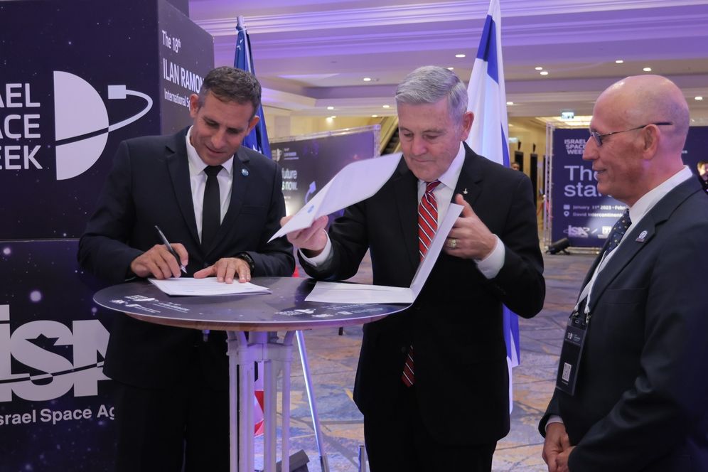 Shimon Sarid (R), SpaceIL CEO, Uri Oron, ISA Director and Robert D. Cabana, NASA Associate Administrator.
