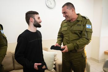 Le chef d'état-major de Tsahal, Eyal Zamir avec Matan Angrest 