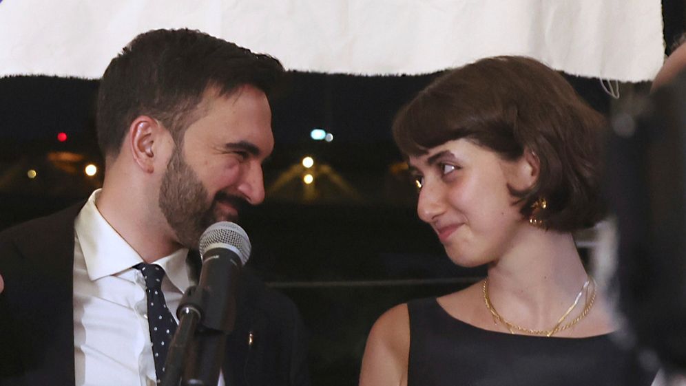 Associated Press זוהראן ממדאני באירוע במסגרת קמפיין הבחירות שלו לראשות עיריית ניו יורק, ביחד עם אישתו, ראמה דוואג'י