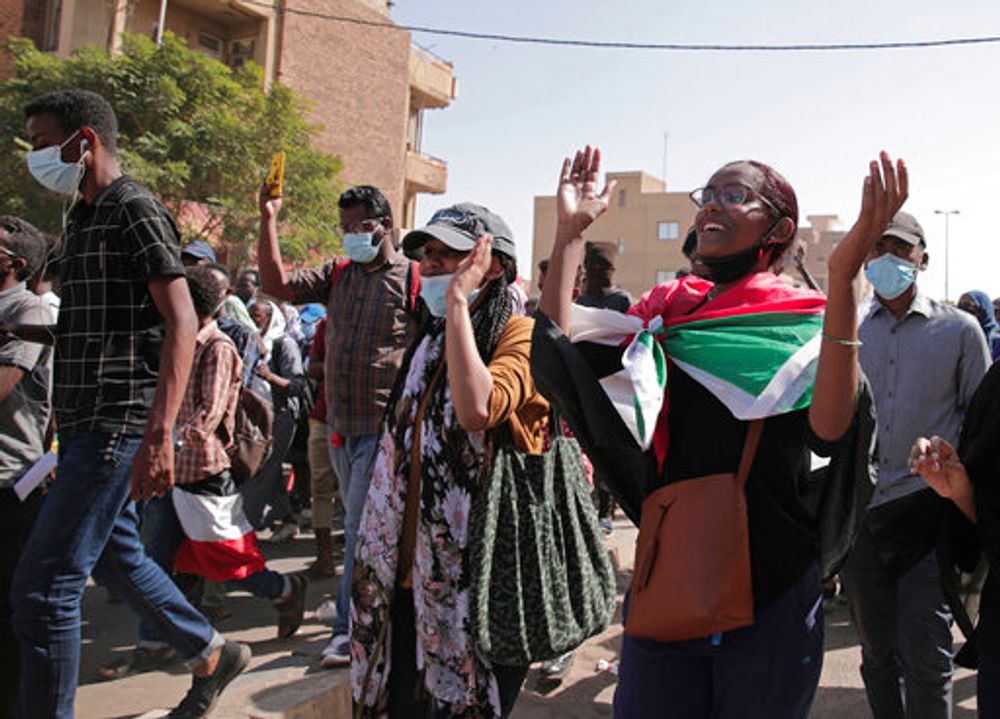 Des Soudanais appellent à une marche du gouvernement civil près du palais présidentiel à Khartoum, au Soudan, le 30 novembre 2021