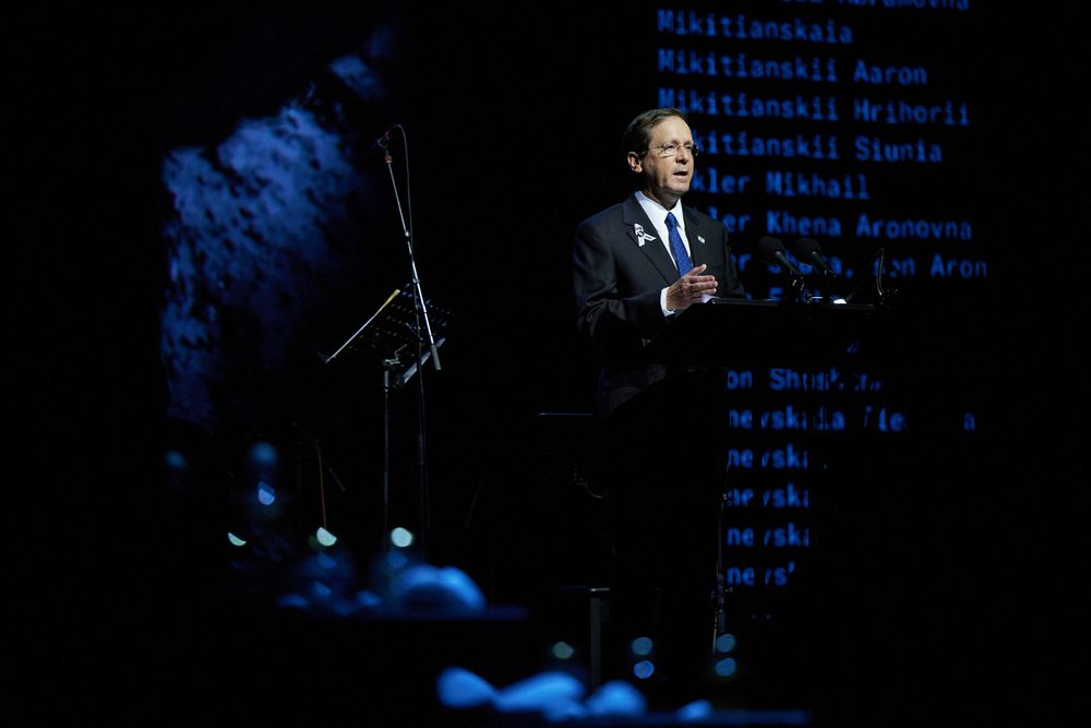 Le président israélien Isaac Herzog lors d'une cérémonie commémorative à Babi Yar à Kiev, le 6 octobre 2021