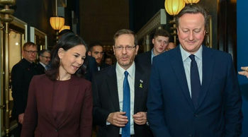 Le président israélien Isaac Herzog (centre) et les ministres des Affaires étrangères britannique et allemande, David Cameron (droite) et Annalena Baerbock
